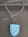 Blaues Leo-Muster Leder magnetischer Brillenhalter Halskette, tragbarer Brillenband Anhänger. - Blaue Halsketten mit Leopardenmuster
