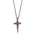 Dettaglio del ciondolo a croce gotica scura, con intagli di viti e un cuore in cristallo. - Collana / Nero