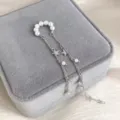 Detalle de manguito de oreja con perlas y estrellas, pendiente clip elegante sin perforacion. - 3762 plata