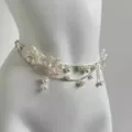 Detailansicht der zarten Perlen-Taillenkette für Damen mit Blumenanhängern für Kleider. - 4132 Weiße Blumen-Taillenkette