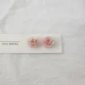Detailansicht der süßen rosa Rosen Ohrstecker aus Kunstharz mit Karte, minimalistisch. - Helles Weißrosa