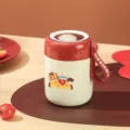 Taza de desayuno aislada portátil con bonito patrón de caballo, tapa y correa de transporte. - 530ml + Pegatina de Pony (Actualización Aislada 4H)