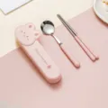 Juego de cubiertos portátil de acero inoxidable 304 con caja de almacenamiento rosa, cuchara y palillos. - Conjunto de 2 Piezas de Conejo / 18.5cm