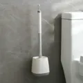 Set de escobilla de baño mural con mango largo y soporte para la limpieza eficiente del baño. - Blanco