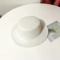 Chapeau plat en laine blanche en détail, montrant texture feutrée, accessoire élégant. - M (56-58cm) / Blanc