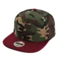 Vista dettagliata del berretto da baseball snapback camouflage con visiera piatta e dettagli. - Adulto / Camo con tesa bordeaux