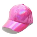 Vue rapprochée de la casquette rose brillante en cuir PU holographique, beau détail. - Bord incurvé rose rouge