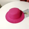 Vue de détail d'un chapeau en laine rose vif, style feutre élégant pour femmes et hommes. - M (56-58cm) / Rose rouge
