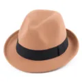 Detalle de sombrero fedora de fieltro de lana clásico, estilo británico con cinta negra. - M (56-58cm) / Camel
