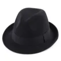 Vista detallada del clásico sombrero fedora de fieltro de lana negra con cinta elegante. - M (56-58cm) / Negro