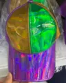 Casquette de baseball en cuir PU holographique avec dégradé de couleurs éclatant. - Bord incurvé jaune et vert