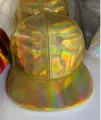 Casquette de baseball plate en cuir PU holographique brillant, chapeau hip-hop coloré et stylé. - Bord plat doré
