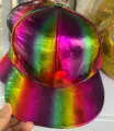 Casquette de baseball plate en cuir PU holographique, chapeau hip-hop dégradé coloré style. - Bord plat arc-en-ciel