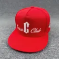 Gorra de béisbol hip-hop con visera plana roja y letras bordadas blancas Genius Club unisex - Ajustable / Gorra roja de visera plana - Letra C