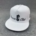 Detalle gorra de béisbol plana hip-hop blanca, bordado negro Genius C Club. - Ajustable / Gorra blanca de visera plana - Letra C