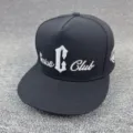 Gorra de béisbol hip-hop negra con visera plana y bordado blanco Genius Club estilo. - Ajustable / Gorra negra de visera plana - Letra C