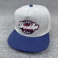 Gorra snapback gris con ala plana azul y parche bordado elegante en la parte delantera. - Ajustable / Gorra gris de visera plana - BARBER
