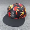 Casquette de baseball plate hip-hop avec imprimé de feuilles colorées et patch texte de marque. - Réglable / Casquette rouge à bord plat - Palmier