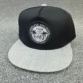 Casquette snapback hip-hop noire et grise avec patch brodé et visière plate baseball. - Réglable / Casquette noire à bord plat - CLUB Palmier