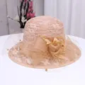 Vue détaillée de l'élégant chapeau de soleil en dentelle beige avec nœud floral et broche. - M (56-58cm) / Kaki