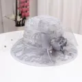 Détail chapeau de soleil en dentelle grise, design en maille respirante, élégant pour été. - M (56-58cm) / Gris