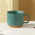 Nahaufnahme einer grünen Keramiktasse mit strukturiertem Muster und braunem Boden. - Dunkelgrün