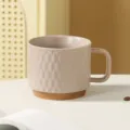 Keramik Kaffeetasse Detailansicht, geprägtes Rautenmuster, stilvolle Büro Tasse. - Braun