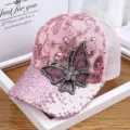 Vista de detalle de la gorra de béisbol rosa con lentejuelas y mariposa strass - Rosa
