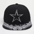 Gros plan d'une casquette noire avec étoile brodée et visière motif cachemire style. - Réglable / Noir