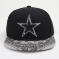 Casquette plate noire avec étoile brodée et imprimé cachemire gris pour style streetwear. - Réglable / Noir et Gris