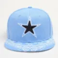 Casquette de baseball snapback bleu clair avec étoile brodée et bord plat motif cachemire chic. - Réglable / Bleu lac