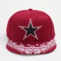 Casquette de baseball snapback rouge avec étoile noire brodée et visière plate imprimée paisley. - Réglable / Bordeaux