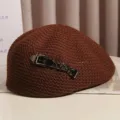 Vue détaillée du béret en tricot maille marron avec accessoire boucle et chaîne en métal élégant. - Taille Unique (55-59cm) Ajustable / Café