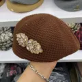 Détail de béret en résille marron avec broche cristal étincelante pour un style. - Taille Unique (55-59cm) Ajustable / Insigne Cristal Café