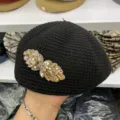 Vue detaillee du baret en maille noire avec une elegante decoration en cristaux strass. - Taille Unique (55-59cm) Ajustable / Insigne Cristal Noir