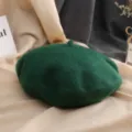 Béret en laine vert foncé pour femme, chapeau d'artiste doux automne hiver, détail cosy. - M (56-58cm) / Vert