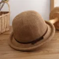 Vista detallada de un sombrero de paja para mujer con cinta marrón, ideal para protección solar. - Ajustable / Sombrero café oscuro con ala enrollada 9029