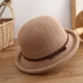 Primer plano detallado del sombrero de paja tejido para mujer, con cinta y textura. - Ajustable / Sombrero caqui claro con ala enrollada 9029