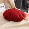 Gros plan sur la texture du béret en laine rouge, détails de tissu doux et confortable automne. - M (56-58cm) / Couleur Foncée