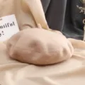 Gros plan détaillé d'un béret en laine beige, texture douce et design de tige supérieure. - M (56-58cm) / Abricot