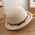 Vista detallada de un elegante sombrero de paja beige con lazo marron para verano. - Ajustable / Sombrero beige con ala enrollada 9029
