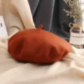 Vue détaillée d'un béret en laine caramel, chapeau de peintre style rétro automne hiver. - M (56-58cm) / Couleur caramel
