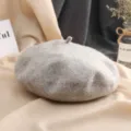 Gros plan détaillé du béret en laine gris classique montrant une texture douce et un tricot fin. - M (56-58cm) / Gris Chiné Clair