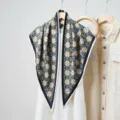 Élégante foulard triangle en soie pour femme avec imprimé floral géométrique vintage. - Fleur de croix - bleu