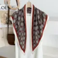 Vue détaillée du foulard triangulaire à motif vintage et bordure rouge et blanche. - Fleur de croix - rouge