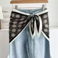 Jean en denim bleu tendance associé à une élégante ceinture foulard triangulaire à motifs. - Fleur de croix - noir