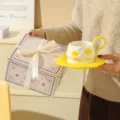 Juego de taza y plato de cafe de ceramica con tulipanes pintados y caja de regalo bonita. - Juego de Taza y Platillo Tulipán / Caja de Regalo Exquisita / Amarillo