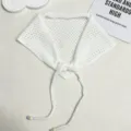 Λεπτομέρεια λευκού πλεκτού τριγωνικού μαντηλιού με διακοσμητικές ξύλινες χάντρες - 84x30cm / Λευκό
