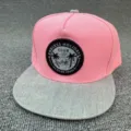Casquette de baseball snapback plate rose et grise avec un patch brodé élégant et moderne. - Réglable / Casquette rose à bord plat - CLUB Palmier