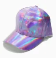 Casquette de baseball en cuir PU holographique violet avec dégradé métallique stylé. - Bord incurvé violet
